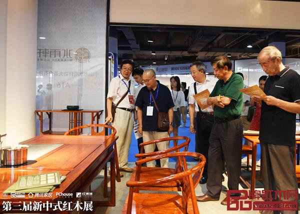 全國(guó)工商聯(lián)第十一屆執(zhí)委宋建文宋建文(右二)、中國(guó)新中式文化研究院院長(zhǎng)胡景初(左二)以及全聯(lián)藝術(shù)紅木家具專(zhuān)業(yè)委員會(huì)專(zhuān)家顧問(wèn)曹新民(右一)、李凱夫(右三)、唐開(kāi)軍(左一)為水雨軒《景秀茶臺(tái)》現(xiàn)場(chǎng)評(píng)分 全國(guó)工商聯(lián)第十一屆執(zhí)委宋建文宋建文(右二)、中國(guó)新中式文化研究院院長(zhǎng)胡景初(左二)以及全聯(lián)藝術(shù)紅木家具專(zhuān)業(yè)委員會(huì)專(zhuān)家顧問(wèn)曹新民(右一)、李凱夫(右三)、唐開(kāi)軍(左一)為水雨軒《景秀茶臺(tái)》現(xiàn)場(chǎng)評(píng)分