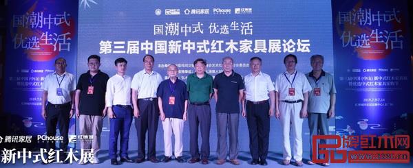 唐開軍(右二)與出席論壇的其他領(lǐng)導(dǎo)嘉賓合影 唐開軍(右二)與出席論壇的其他領(lǐng)導(dǎo)嘉賓合影