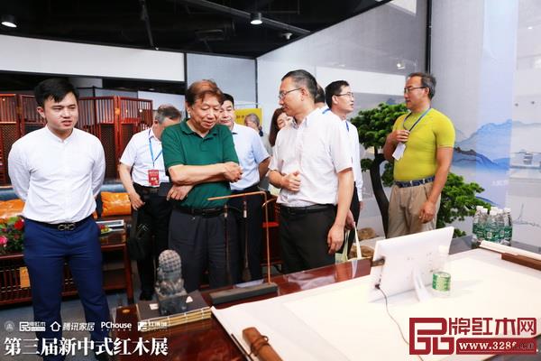 一眾領(lǐng)導(dǎo)嘉賓在紅古軒展位參觀 一眾領(lǐng)導(dǎo)嘉賓在紅古軒展位參觀