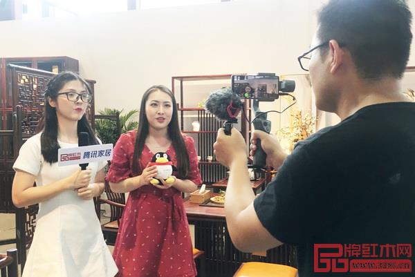 騰訊家居記者在紅古軒展位現(xiàn)場(chǎng)直播,介紹品牌特色 騰訊家居記者在紅古軒展位現(xiàn)場(chǎng)直播,介紹品牌特色