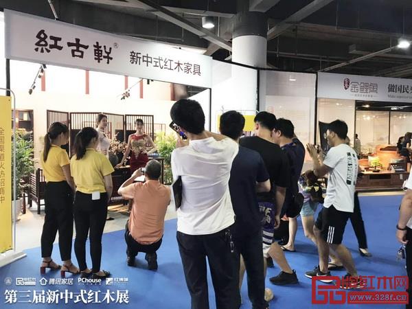 紅古軒獨(dú)特氣質(zhì)之美吸引眾多觀眾圍觀 紅古軒獨(dú)特氣質(zhì)之美吸引眾多觀眾圍觀