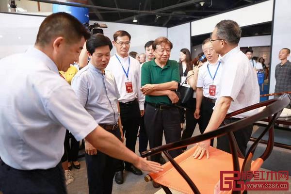 在第三屆新中式紅木展上,領(lǐng)導(dǎo)專家對(duì)東成文宋給予高度評(píng)價(jià) 在第三屆新中式紅木展上,領(lǐng)導(dǎo)專家對(duì)東成文宋給予高度評(píng)價(jià)