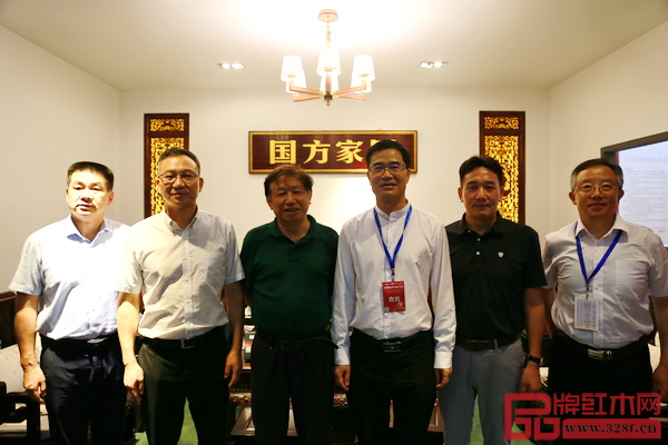 專家領(lǐng)導(dǎo)團(tuán)在國方家居展館前合影