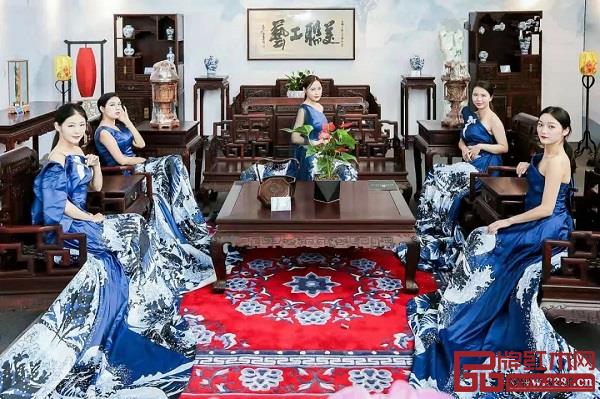 美聯(lián)紅木為現(xiàn)場的觀眾帶了美輪美奐的視覺享受