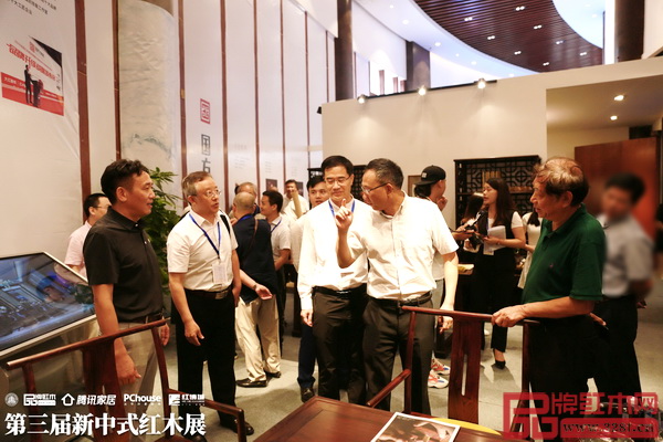 全國工商聯(lián)第十一屆執(zhí)委宋建文（右一）、中山市大涌鎮(zhèn)黨委書記郭叢樞（右二）、廣東省家具協(xié)會會長王克（左三）、華南農(nóng)業(yè)大學(xué)博士生導(dǎo)師李凱夫（左二）蒞臨國方家居展館參觀，國方家居董事長陳新平（左一）熱情接待