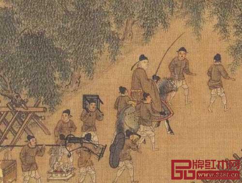 宋佚名《春游晚歸圖》局部,畫(huà)中仆人扛著的家具中就有交椅 宋佚名《春游晚歸圖》局部,畫(huà)中仆人扛著的家具中就有交椅