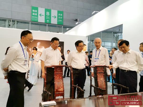 哈爾濱市委常委、統(tǒng)戰(zhàn)部部長梁野（右一），深圳市委宣傳部部長李小甘（左三），深圳市文化廣電旅游體育局局長張合運(yùn)（左二），深圳國際文化產(chǎn)業(yè)博覽交易會(huì)有限公司副董事長、總經(jīng)理葉建強(qiáng)（左一）等領(lǐng)導(dǎo)蒞臨第二屆東北亞文化藝術(shù)博覽會(huì)泰和園《梅蘭竹菊》展區(qū)參觀指導(dǎo)