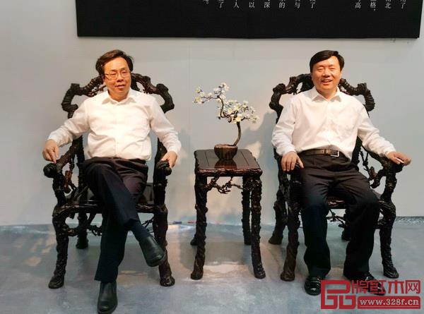 深圳市委常委、宣傳部部長李小甘（左）和哈爾濱市委常委、統(tǒng)戰(zhàn)部部長梁野