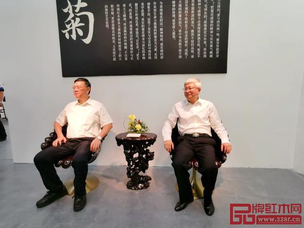 深圳市委宣傳部副部長劉文斌（右）和深圳報(bào)業(yè)集團(tuán)社長陳寅（左）試坐泰和園菊花椅