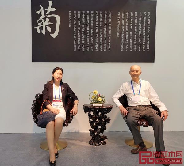 深圳市龍崗區(qū)副區(qū)長尚博英（左）和中國傳統(tǒng)工藝大師、泰和園董事長邵湘文體驗(yàn)泰和園菊花椅