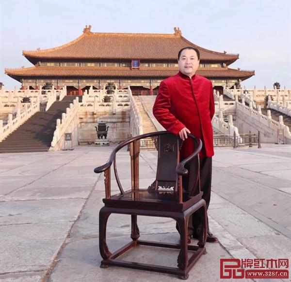 作為故宮博物院家具修復(fù)單位,關(guān)毅和他的太和木作被全球政要點贊,其精品皇宮椅更是被股神巴菲特收藏 作為故宮博物院家具修復(fù)單位,關(guān)毅和他的太和木作被全球政要點贊,其精品皇宮椅更是被股神巴菲特收藏