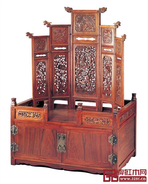 清早期黃花梨魚化龍鶴紋鏡臺,香港兩依藏博物館藏 清早期黃花梨魚化龍鶴紋鏡臺,香港兩依藏博物館藏