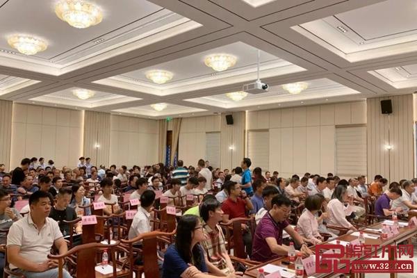 研討會現(xiàn)場座無虛席，共為江門市傳統(tǒng)古典家具謀發(fā)展大計(jì)