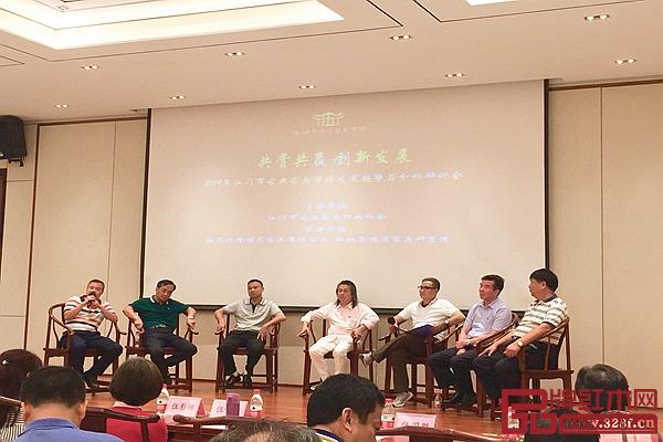 中國工美行業(yè)藝術(shù)大師伍炳亮（右四）及江門古典家具行業(yè)協(xié)會會長黃惠滿（右二）、各常務(wù)副會長在互動環(huán)節(jié)耐心解疑