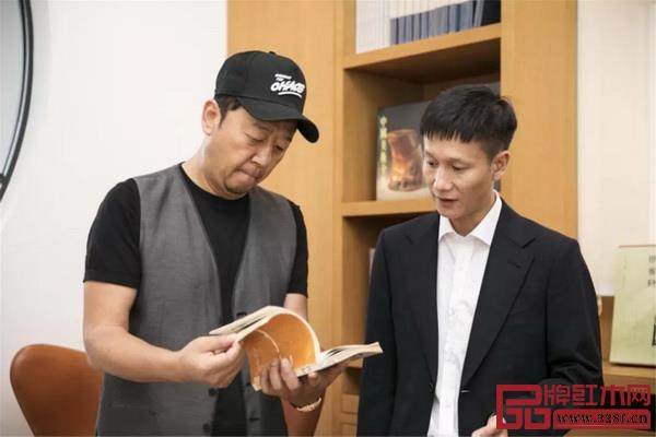 演員郭濤(左)翻閱王世襄舊藏書籍 演員郭濤(左)翻閱王世襄舊藏書籍