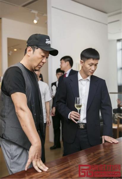 郭濤與區(qū)氏家具總經(jīng)理區(qū)錦澤觀賞區(qū)氏經(jīng)典制器 郭濤與區(qū)氏家具總經(jīng)理區(qū)錦澤觀賞區(qū)氏經(jīng)典制器