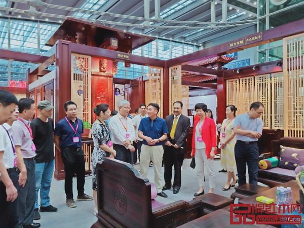 一眾領(lǐng)導(dǎo)嘉賓參觀國方家居展位 一眾領(lǐng)導(dǎo)嘉賓參觀國方家居展位