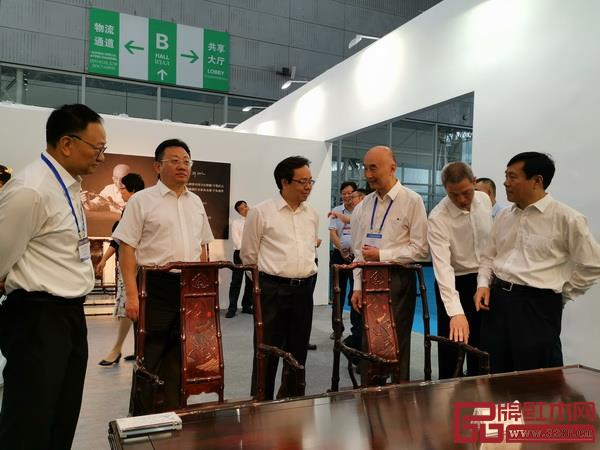 泰和園《梅蘭竹菊》系列紫檀家具亮相第二屆東北亞文化藝術(shù)博覽會 泰和園《梅蘭竹菊》系列紫檀家具亮相第二屆東北亞文化藝術(shù)博覽會