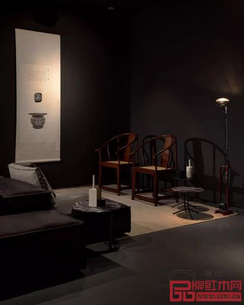 由區(qū)氏制作的中國(guó)明式經(jīng)典家具于其他家具和藝術(shù)品組成的各個(gè)集生活、藝術(shù)與設(shè)計(jì)為一體的家居空間