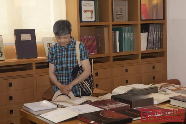 本次展覽主題”汲古涵今“的撰寫者——中國社會科學(xué)院文學(xué)所研究員揚之水也前來觀展 本次展覽主題”汲古涵今“的撰寫者——中國社會科學(xué)院文學(xué)所研究員揚之水也前來觀展