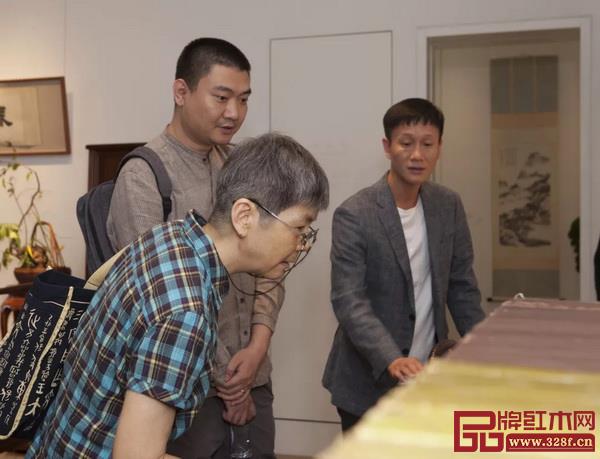 本次展覽主題”汲古涵今“的撰寫者——中國社會科學(xué)院文學(xué)所研究員揚之水也前來觀展 本次展覽主題”汲古涵今“的撰寫者——中國社會科學(xué)院文學(xué)所研究員揚之水也前來觀展