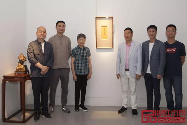 本次展覽主題”汲古涵今“的撰寫者——中國社會科學(xué)院文學(xué)所研究員揚之水也前來觀展 本次展覽主題”汲古涵今“的撰寫者——中國社會科學(xué)院文學(xué)所研究員揚之水也前來觀展