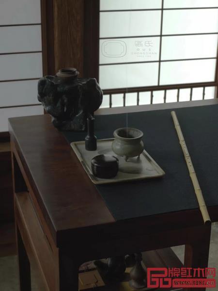 由區(qū)氏制作的中國明式經(jīng)典家具于其他家具和藝術(shù)品組成的各個集生活、藝術(shù)與設(shè)計為一體的家居空間 由區(qū)氏制作的中國明式經(jīng)典家具于其他家具和藝術(shù)品組成的各個集生活、藝術(shù)與設(shè)計為一體的家居空間