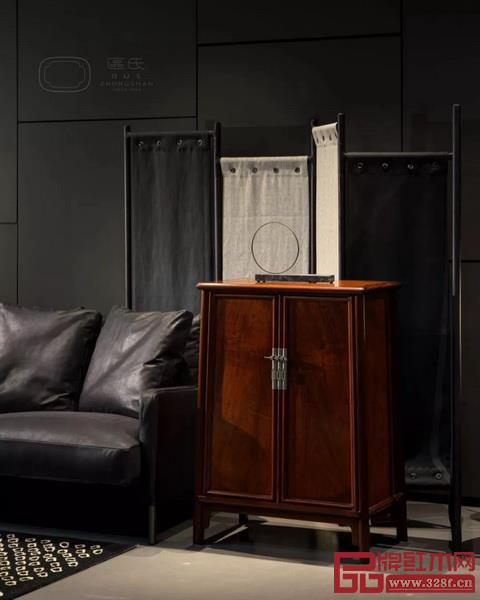   由區(qū)氏制作的中國(guó)明式經(jīng)典家具于其他家具和藝術(shù)品組成的各個(gè)集生活、藝術(shù)與設(shè)計(jì)為一體的家居空間 本次佳士得上海秋拍落錘拍出的同款黃花梨圓角柜在“汲古涵今：當(dāng)代書(shū)房藝術(shù)”私人洽購(gòu)展覽亮相