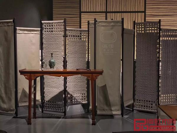 由區(qū)氏制作的中國(guó)明式經(jīng)典家具于其他家具和藝術(shù)品組成的各個(gè)集生活、藝術(shù)與設(shè)計(jì)為一體的家居空間