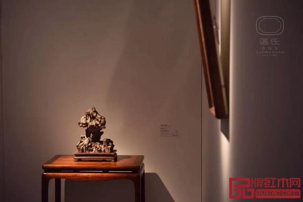 由區(qū)氏制作的中國明式經(jīng)典家具于其他家具和藝術(shù)品組成的各個集生活、藝術(shù)與設(shè)計為一體的家居空間 由區(qū)氏制作的中國明式經(jīng)典家具于其他家具和藝術(shù)品組成的各個集生活、藝術(shù)與設(shè)計為一體的家居空間