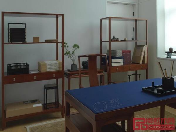 由區(qū)氏制作的中國明式經(jīng)典家具于其他家具和藝術(shù)品組成的各個集生活、藝術(shù)與設(shè)計為一體的家居空間 由區(qū)氏制作的中國明式經(jīng)典家具于其他家具和藝術(shù)品組成的各個集生活、藝術(shù)與設(shè)計為一體的家居空間