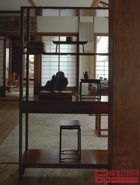 由區(qū)氏制作的中國明式經(jīng)典家具于其他家具和藝術(shù)品組成的各個集生活、藝術(shù)與設(shè)計為一體的家居空間 由區(qū)氏制作的中國明式經(jīng)典家具于其他家具和藝術(shù)品組成的各個集生活、藝術(shù)與設(shè)計為一體的家居空間