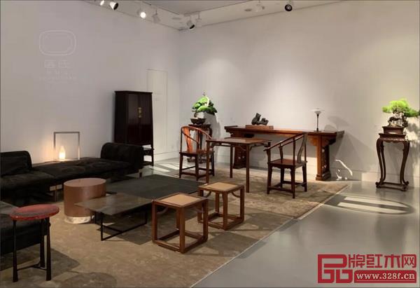 由區(qū)氏制作的中國明式經(jīng)典家具于其他家具和藝術(shù)品組成的各個集生活、藝術(shù)與設(shè)計為一體的家居空間 由區(qū)氏制作的中國明式經(jīng)典家具于其他家具和藝術(shù)品組成的各個集生活、藝術(shù)與設(shè)計為一體的家居空間