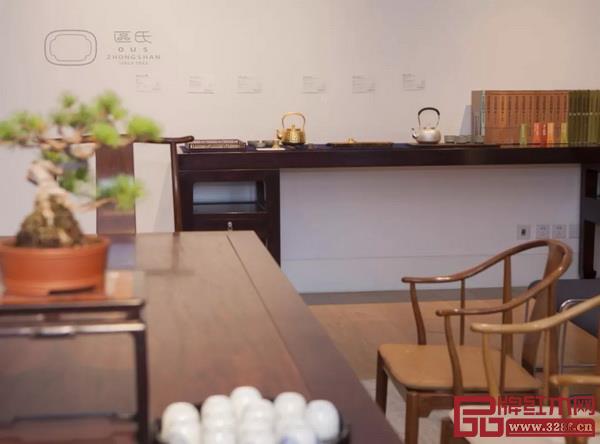 由區(qū)氏制作的中國明式經(jīng)典家具于其他家具和藝術(shù)品組成的各個集生活、藝術(shù)與設(shè)計為一體的家居空間 由區(qū)氏制作的中國明式經(jīng)典家具于其他家具和藝術(shù)品組成的各個集生活、藝術(shù)與設(shè)計為一體的家居空間