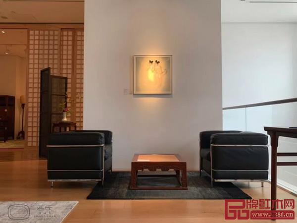 由區(qū)氏制作的中國明式經(jīng)典家具于其他家具和藝術(shù)品組成的各個集生活、藝術(shù)與設(shè)計為一體的家居空間 由區(qū)氏制作的中國明式經(jīng)典家具于其他家具和藝術(shù)品組成的各個集生活、藝術(shù)與設(shè)計為一體的家居空間