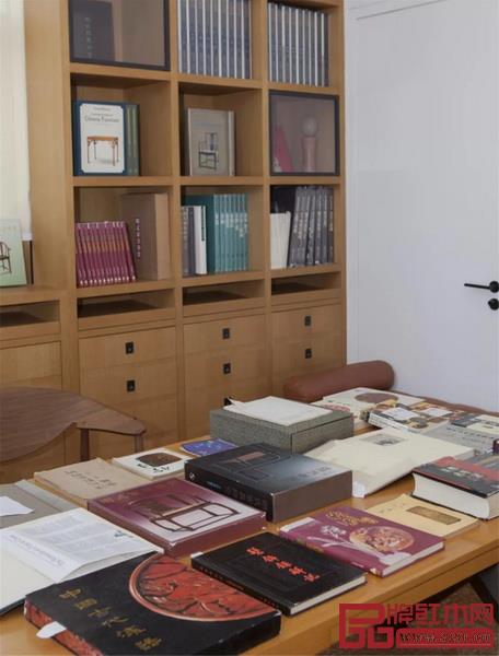 書房空間中陳列的數(shù)十本王世襄先生藏書(部分) 書房空間中陳列的數(shù)十本王世襄先生藏書(部分)