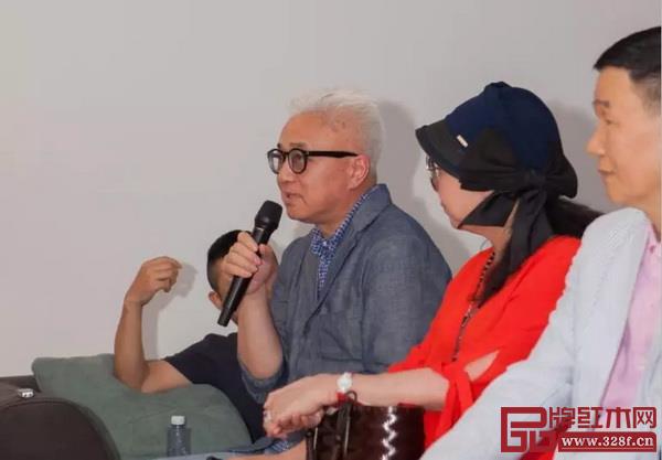 重量級觀眾互動:知名藝術(shù)家徐累和主講嘉賓交流對明式家具的看法 重量級觀眾互動:知名藝術(shù)家徐累和主講嘉賓交流對明式家具的看法