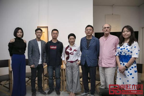 論壇嘉賓合影(從左至右:李宓、區(qū)錦澤、鄧彬、李孟蘇、張金華、柯惕思、胡偉爔) 論壇嘉賓合影(從左至右:李宓、區(qū)錦澤、鄧彬、李孟蘇、張金華、柯惕思、胡偉爔)