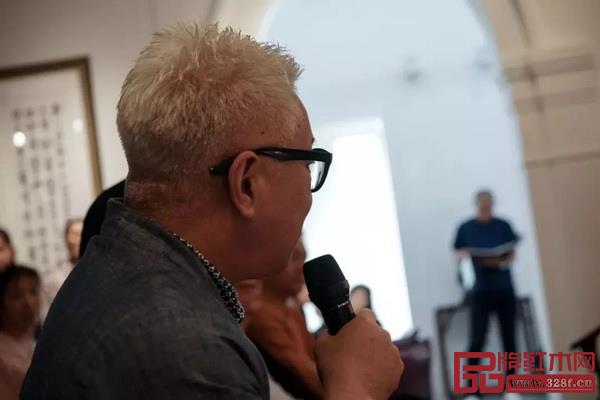 重量級(jí)觀眾互動(dòng):知名藝術(shù)家徐累和主講嘉賓交流對(duì)明式家具的看法 重量級(jí)觀眾互動(dòng):知名藝術(shù)家徐累和主講嘉賓交流對(duì)明式家具的看法