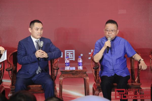 活動(dòng)現(xiàn)場(chǎng),王剛老師積極與觀眾分享自己的收藏經(jīng)歷 活動(dòng)現(xiàn)場(chǎng),王剛老師積極與觀眾分享自己的收藏經(jīng)歷