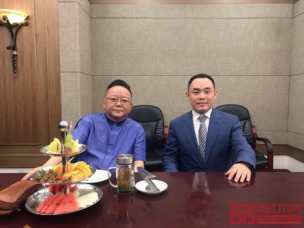 王剛老師與大成尚品董事長(zhǎng)黃秋奇(右)親切合影 王剛老師與大成尚品董事長(zhǎng)黃秋奇(右)親切合影