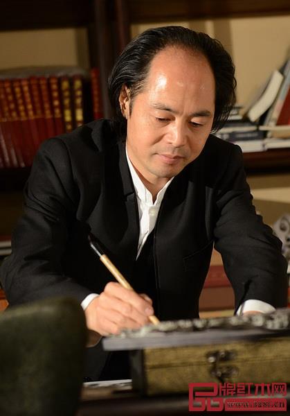 中國(guó)木雕藝術(shù)大師、大清翰林創(chuàng)始人吳騰飛大師正在作畫(huà) 中國(guó)木雕藝術(shù)大師、大清翰林創(chuàng)始人吳騰飛大師正在作畫(huà)