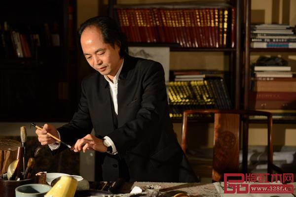 中國(guó)木雕藝術(shù)大師、大清翰林創(chuàng)始人吳騰飛大師在書(shū)房 中國(guó)木雕藝術(shù)大師、大清翰林創(chuàng)始人吳騰飛大師在書(shū)房