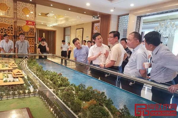 中國(guó)品牌建設(shè)促進(jìn)會(huì)理事長(zhǎng)、原國(guó)家質(zhì)檢總局副局長(zhǎng)劉平均一行深入走訪了魯藝集團(tuán)、三福等仙作企業(yè) 中國(guó)品牌建設(shè)促進(jìn)會(huì)理事長(zhǎng)、原國(guó)家質(zhì)檢總局副局長(zhǎng)劉平均一行深入走訪了魯藝集團(tuán)、三福等仙作企業(yè)