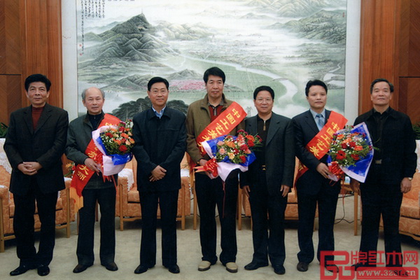 大家之家董事長林慶財（右二）獲評“中國工藝美術(shù)大師”