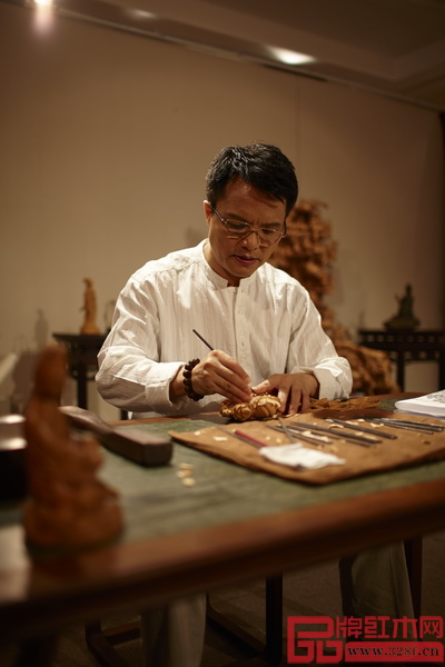 中國工藝美術(shù)大師，大家之家總設(shè)計師、董事長林慶財