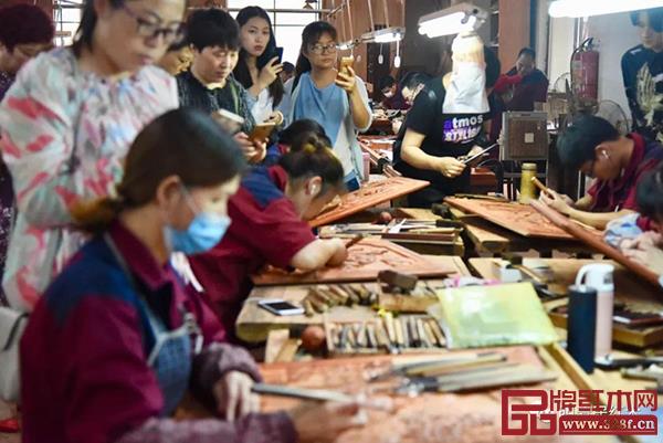 明清居紅木工匠展示雕刻工藝