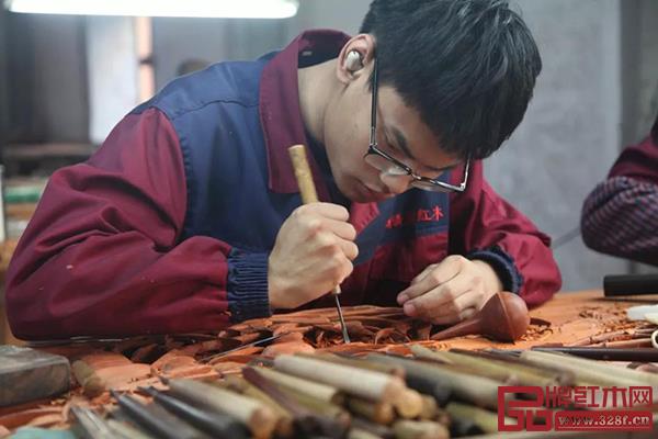 明清居紅木工匠展示雕刻工藝