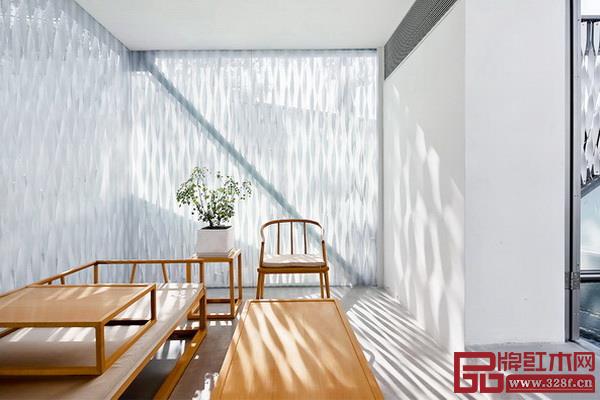 陽(yáng)光照射在留白的墻上熠熠生輝,家居空間與自然萬(wàn)物的完美融合 陽(yáng)光照射在留白的墻上熠熠生輝,家居空間與自然萬(wàn)物的完美融合