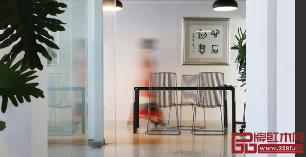 心石《疏影》餐廳系列:餐桌的腿部與桌板空出來(lái)的部分為中式家具經(jīng)典的牙板特征,與經(jīng)典不同的是將傳統(tǒng)之實(shí)形轉(zhuǎn)化為空,空缺讓人視覺(jué)停留,空缺也讓人思緒放空,線和面交織呈現(xiàn)出空靈之美,鋼材厚實(shí)而冷靜,線材簡(jiǎn)潔靈動(dòng),因留白而更具生機(jī) 心石《疏影》餐廳系列:餐桌的腿部與桌板空出來(lái)的部分為中式家具經(jīng)典的牙板特征,與經(jīng)典不同的是將傳統(tǒng)之實(shí)形轉(zhuǎn)化為空,空缺讓人視覺(jué)停留,空缺也讓人思緒放空,線和面交織呈現(xiàn)出空靈之美,鋼材厚實(shí)而冷靜,線材簡(jiǎn)潔靈動(dòng),因留白而更具生機(jī)